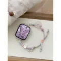 Bracelet de montre tressé tissé compatible avec Apple Watch, design coloré élégant avec pendentifs. - Style Boucle Amulette Rose Cristal / 38/40/41/S10 42mm Universel / Rose