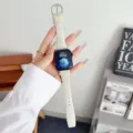 Cinturino di ricambio in pelle morbida vista dettagliata compatibile con Apple Watch. - Bianco Antico