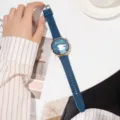 Montre connectée pour femme avec bracelet en silicone bleu et cadran rond doré. - 22 mm universel / Bleu original
