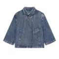 Gedetailleerde close-up van asymmetrische denim jas met opstaande kraag en vintage wassing. - XS / Donkerblauw
