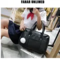 Bolso de hombro estilo JK japonés de piel PU con bonito colgante de bola de peluche. - Negro Con Pompon Y Correa