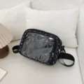 Bolso bandolera negro de lunares con bolsillo frontal transparente para uso diario estudiantil. - Negro