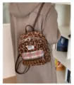 Vista detallada de la mini mochila retro de terciopelo con estampado de leopardo y volantes. - S / Leopardo Marrón (Pequeño)