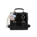 Mini mochila negra de charol con adorable colgante de perezoso y hebillas vintage. - Bolsa Individual / Negro