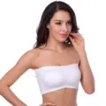 Nahaufnahme des nahtlosen weißen Bandeau-BHs mit doppelten Lagen für sicheren Halt. - 6XL / Oberteile / Weiß