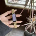 Detailansicht des luxuriösen goldenen Strass-Metall-Smartwatch-Armbands, edles Ersatzarmband. - Anwendbar: Xiaomi Mi Band 9 Universal NFC Version [Verbinder] / Gold Strass