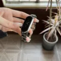 Metall Strass Uhrenarmband Ersatzarmband kompatibel mit Xiaomi Smart Fitness Tracker. - Anwendbar: Xiaomi Mi Band 9 Universal NFC Version [Verbinder] / Schwarz Strass