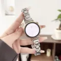 Detailaufnahme eines Ersatz-Metallarmbands kombiniert mit einer Smartwatch am Handgelenk. - Huawei GT4 41MM (18mm) / Silber