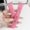 Rosa Silikon-Uhrenarmband mit geprägtem Blumen- und Flamingomotiv, Detailansicht für Smartwatch. - Leuchtendes Rosa