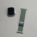 Detailansicht des gruenen Nylon-Armbands mit taktischer Schnalle und Uhrengehaeuse. - Armeegrün