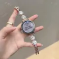 Vue détaillée de la montre connectée dorée avec des maillons en zircone cœur scintillants. - Personnalisé 18mm / Or rose