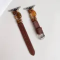 Gedetailleerd overzicht van de boho lederen horlogeband met natuurlijke houten kraaltjes en stenen. - Zelfgemeten: 18mm / Donkerbruin