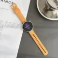 Vue détaillée du bracelet de montre en silicone orange vif pour montres connectées. - Jaune Ambre