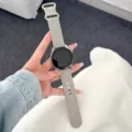 Primo piano del cinturino in silicone grigio con elegante motivo floreale di rose inciso. - Grigio