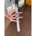 Graues Cord Apple Watch Armband mit süßem Welpen Print und metallener Schließe, weich. - Hellgrau