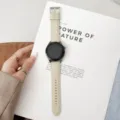 Gros plan du bracelet de montre connecté en cuir beige clair avec boucle ardillon élégante. - Compatible Avec Apple 38/40/41/(10e Gén 42mm) Universel / Blanc Étoilé
