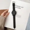 Gros plan détaillé sur un bracelet de montre en cuir noir élégant avec des coutures blanches. - Compatible Avec Apple 38/40/41/(10e Gén 42mm) Universel / Noir