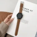 Détail de bracelet de montre en cuir marron, vue lifestyle élégante avec livre blanc et style. - Compatible Avec Apple 38/40/41/(10e Gén 42mm) Universel / Couleur caramel