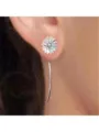 Orecchini a lobo margherita in argento con filo auricolare curvo, elegante gioiello floreale. - Argento