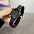 Vista detallada de la correa de reloj de silicona ocean, diseño ondulado flexible para smartwatch. - Negro