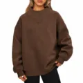 Detail van de bruine oversized trui met opstaande kraag en lange mouwen, geribbelde boorden. - Donkerbruin