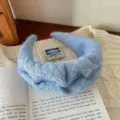 Cerchietto in maglia azzurra per donna, morbido e largo accessorio per capelli elegante. - Blu Dolce