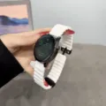 Nahaufnahme des weißen Silikon-Uhrenarmbands mit sicherem Verschluss am Smartwatch. - 22mm / Weiß