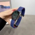 Primer plano detallado de la correa de reloj de silicona, diseño ondulado azul y muy cómoda. - Azul Medianoche