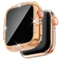 Nahaufnahme des funkelnden roségoldenen Strass-Uhrengehäuses mit glänzenden Kristall-Details. - Roségold / 40mm