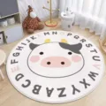Schicker runder Teppich mit Kuh-Motiv im Detail, weicher Plüsch-Bodenbelag fürs Kinderzimmer. - Kuh