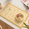 PVC wasserdichte Tischmatte mit Karomuster und Text, leicht zu reinigen und praktisch. - Süße Orangenblase