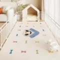 Vista dettagliata del tappetino di raffreddamento impermeabile in PVC per animali con simpatico cane. - Casa Arcobaleno
