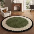Detaillierte Ansicht eines runden Kristallsamt-Teppichs mit grünem Blumenmuster und schwarzem Rand. - 60x60cm Packung / Grüner Garten Floral Kreis