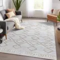 Vista di dettaglio del tappeto geometrico moderno perfetto per arredare il soggiorno. - Rombo Grande Beige (8.14GYG Retro-10)