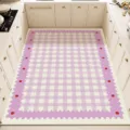 Vista detallada de alfombra de cocina con patrón de cuadros rosa y borde ondulado. - 40x60cm / Estilo de Flor Xi Ran (Yi Mo Jing)