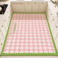 Vista detallada de una alfombra de cocina a cuadros rosas y blancos con borde ondulado verde. - 40x60cm / Estilo Cuadros Jazmín (Yi Mo Jing)