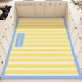 Vista detallada de alfombra de cocina a rayas amarillas y blancas, suelo limpio y ordenado. - Estilo Cuadros Fresa (Yi Mo Jing)