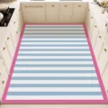 Vista detallada de una alfombra de cocina a rayas azules y blancas con borde rosa. - Estilo Cuadros Azul Leche (Yi Mo Jing)