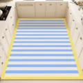 Alfombra de cocina impermeable antideslizante con rayas azules blancas borde amarillo. - Estilo Cuadros Baya (Yi Mo Jing)