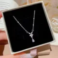 Detailansicht der eleganten Schmetterling Zirkon Anhänger Halskette in schwarzer Box. - Silber