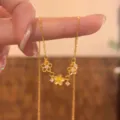 Goldene Blumenhalskette mit zarter Kette und glitzernden Steinanhängern für den Damenalltag. - Gold