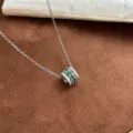 Französische Luxus Taille Strass Halskette, Silberkette mit grünem Kristall Zylinderanhänger. - Silber