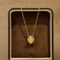 Französische Opal Spitzen Anhänger Halskette, filigrane Goldkette, elegante kurze Kette - Gold