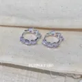 Charmante lila Zirkonia Herz Creolen, Detailansicht von schönem koreanischem Silberschmuck. - Lila Herz Creolen (E7090) / Silber