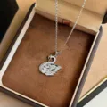 Elegante Kristall Schwan Anhänger Halskette in Silber, glitzernde Zirkonia Zubehör. - Silberweiß
