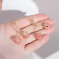 Rosa Kirschen Ohrringe Detailansicht, süßes Design, hochwertiger Schmuck für Damen und Mädchen. - Rosa Kirsche Hängeohrringe (A1799 Gold)