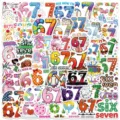 Vista detallada de pegatinas coloridas de números 6-7, ideales para personalizar portátiles y botellas. - 50 Piezas/Paquete