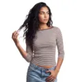 Gestreepte basic T-shirt met 3/4 mouwen voor dames, gedetailleerd overzicht van pasvorm. - S / Chocolade