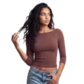 Gedetailleerd overzicht van de bruine driekwartmouw top voor dames, zachte stof, casual stijl. - S / Donkerbruin