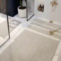 Tappeto da bagno in stile Wabi-sabi con elegante design antiscivolo a righe per doccia. - 45x70cm / Neutro Bianco